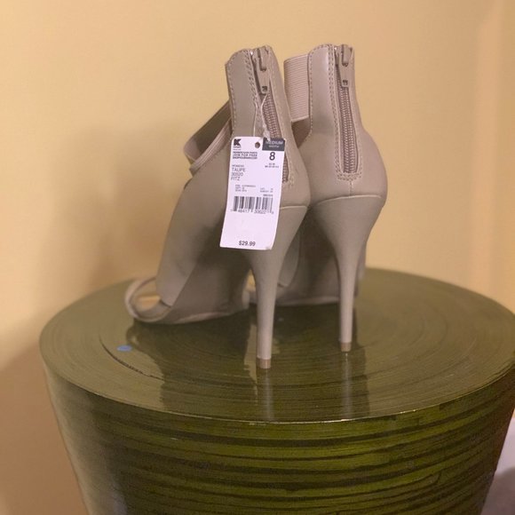 Elastic Strapped Heels in Taupe size 8 BRAND NEW! - Picture 3 of 3